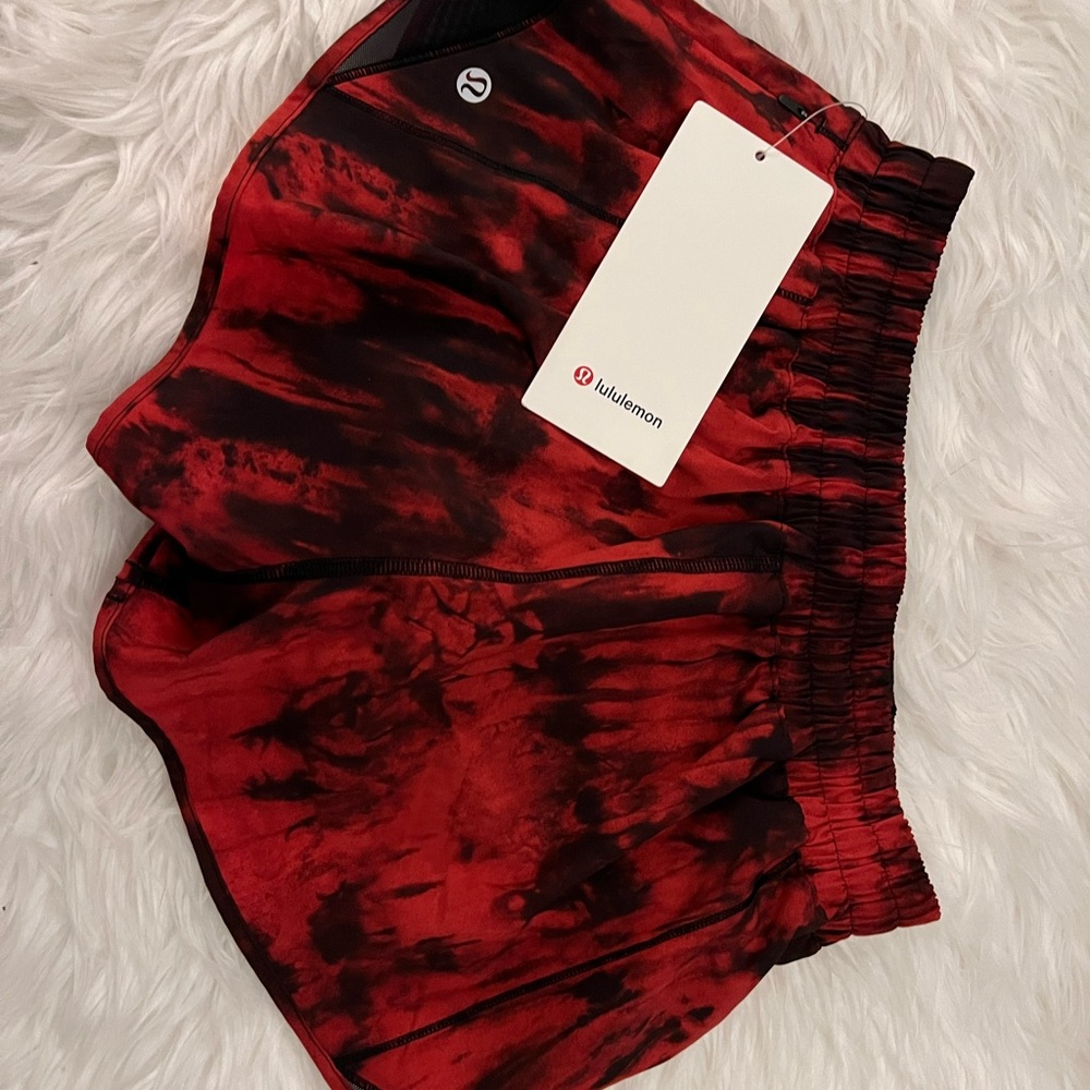 NWT Lululemon Hotty Hot LowRise Lined Short 2.5- GameDay sz 6 - Picture 2 of 3